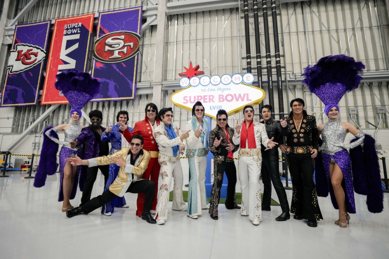 Imitadores de Elvis Presley previo al arribo de los equipos con miras al Super Bowl 58 entre los 49ers de San Francisco y los Chiefs de Kansas City, el domingo 4 de febrero de 2024, en Las Vegas.