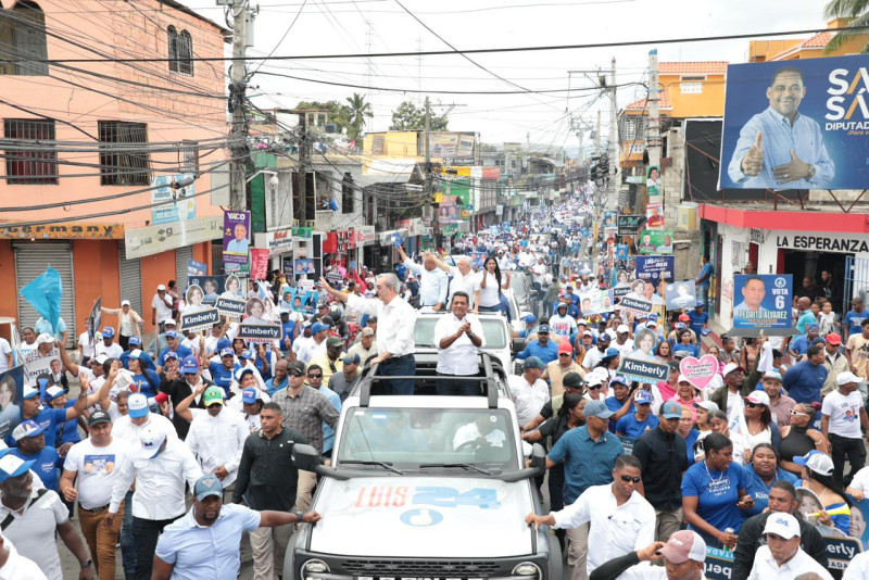 Luis Abinader encabeza caravana en Los Alcarrizos, Santo Domingo Oeste y Santo Domingo Norte
