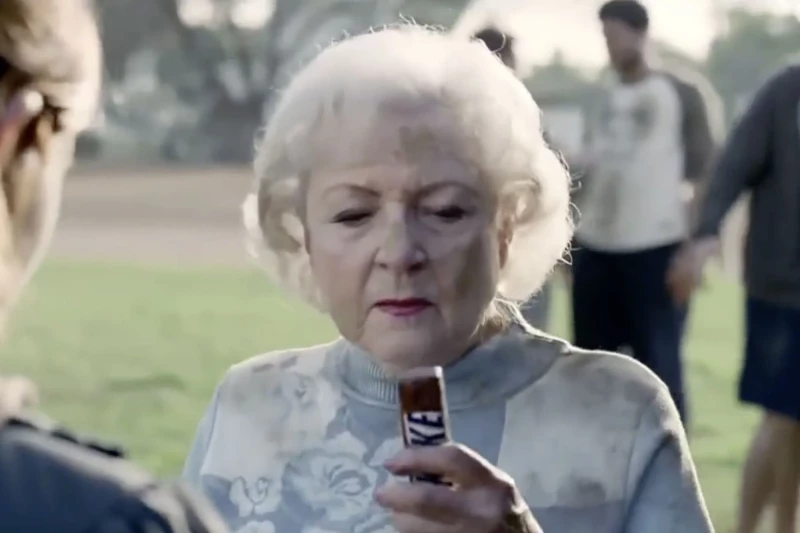 Betty White en el comercial de Snickers con el afamado eslogan "No eres tú cuando tienes hambre".