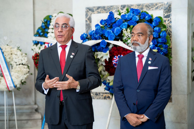 El administrador general de ETED, Martín Robles Morillo, junto al  presidente del Consejo Directivo, Bienvenido Santana Guilamo, durante la ofrenda floral.