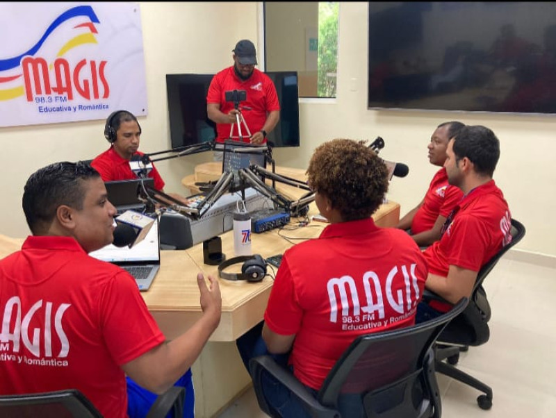 Radio Magis es una plataforma comunicativa que pone al servicio de la Comunidad Educativa Loyola y la provincia de San Cristóbal