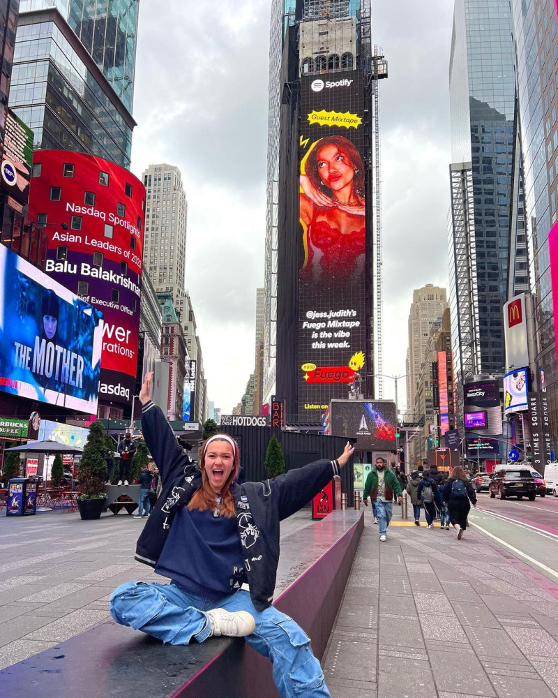La influencer colaboró con Spotify y salió en una pantalla de Times Square