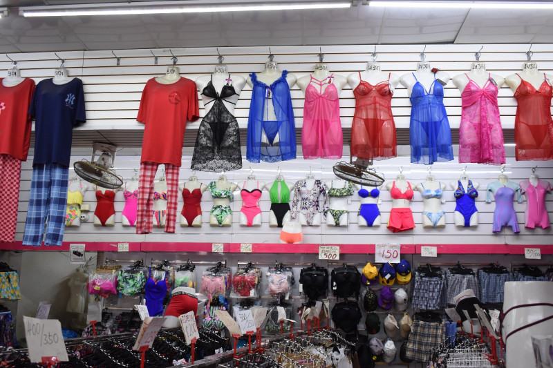 Batas y ropa interior de color rojo predominan en las tiendas.