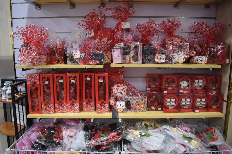 Flores, peluches y tazas son otros de los obsequios que adornan los comercios para este San Valentín.