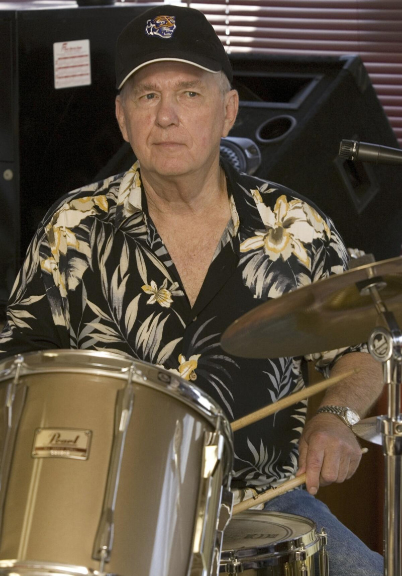 El legendario baterista de Sun Records, JM Van Eaton, practica en Tuscumbia, Alabama, 28 de julio de 2010.