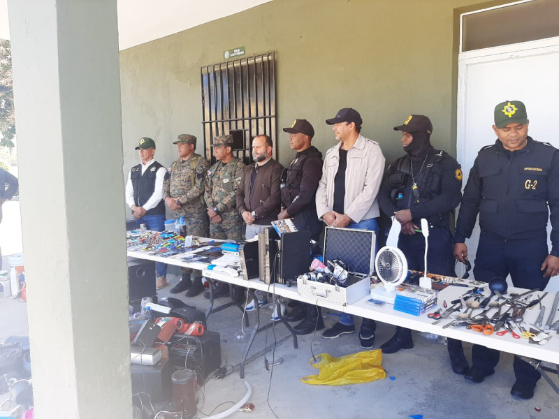 Autoridades carcelarias muestran equipos y utensilios sacados de dos cárceles en La Vega.