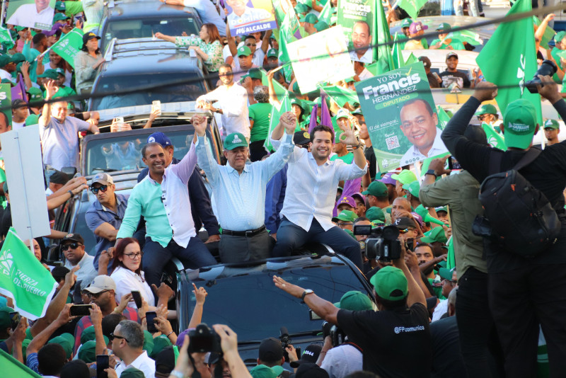 Leonel Fernández durante su recorrido por la capital en apoyo a los candidatos de la unidad opositora.