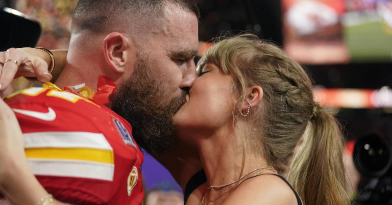 Taylor Swift besa al tight end de los Chiefs de Kansas City Travis Kelce tras la victoria ante los 49ers de San Francisco en el Super Bowl 58, el domingo 11 de febrero de 2024, en Las Vegas.