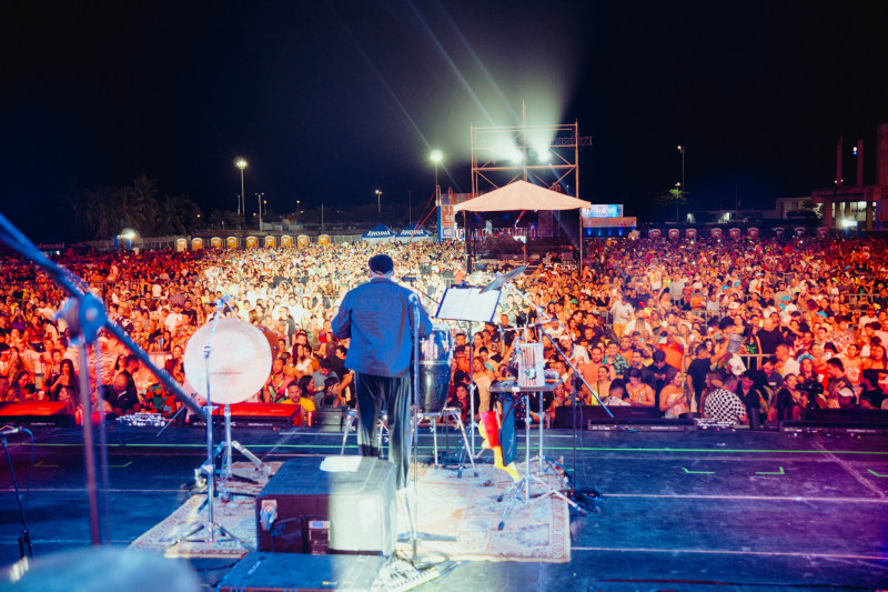 Chichí Peralta se presentó con su grupo Son Familia ante 25 mil personas en Barranquilla.