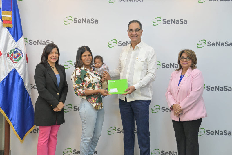 Ejecutivos del Senasa entregan carnet de afiliados a la señora Scarlint Henríquez, madre de uno de los primeros bebés nacidos aquí en 2024.