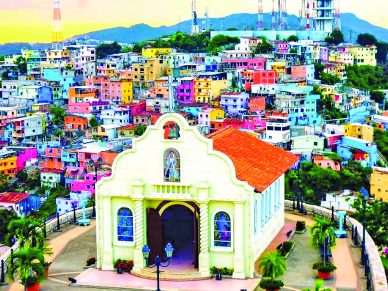 El alcalde de Guayaquil, Jaime Nebot, organizó un concurso entre los habitantes de un barrio para una mejor transformación de sus hogares, regalando únicamente tablas y pintura.