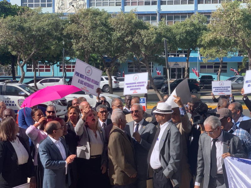 Abogados notarios protestando fuera de la Procuraduría General