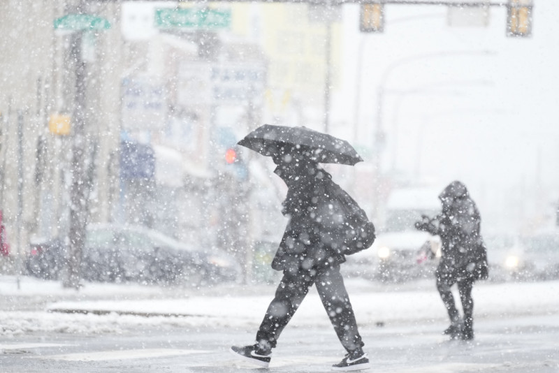 Unas personas caminan durante una tormenta invernal en Filadelfia, el 13 de febrero de 2024.