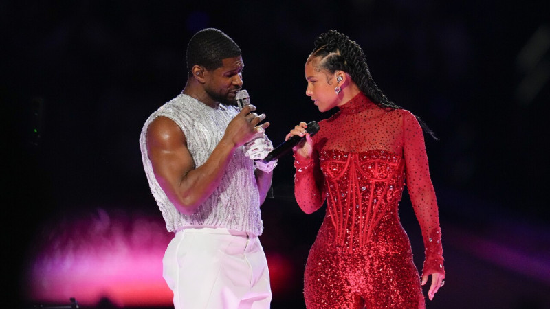 Usher y Alicia Keys actúan durante el medio tiempo del Super Bowl LVIII entre los 49ers de San Francisco y los Chiefs de Kansas City el domingo 11 de febrero de 2024 en Paradise, Nevada.
