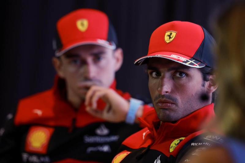El piloto de Ferrari Carlos Sainz (derecha) junto a su compañero Charles Leclerc previo al Gran Premio de Brasil, el 9 de noviembre de 2022, en Sao Paulo.
