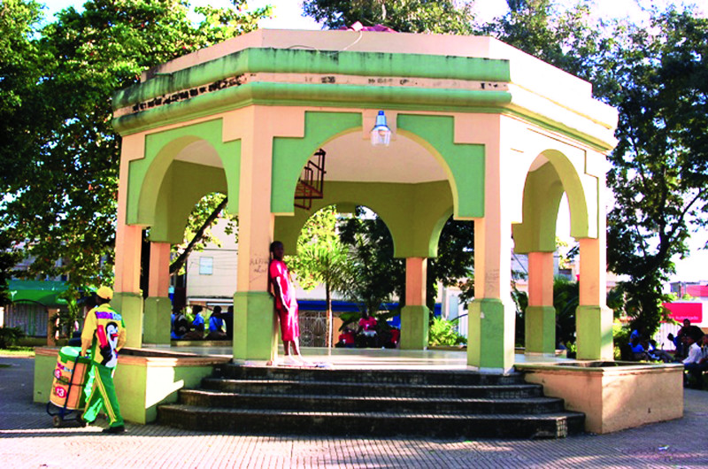 La glorieta central del parque del municipio de Villa Altagracia.