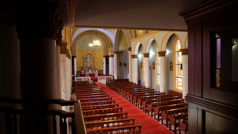 Están pendientes de restauración los vitrales laterales de los apóstoles.
