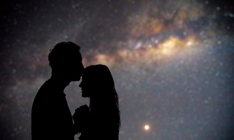 Una pareja bajo el cielo estrellado.