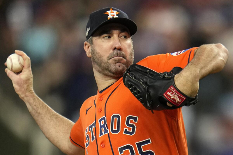 Justin Verlander de los Astros de Houston lanza ante los Rangers de Texas en el quinto juego de la serie de campeonato de la Liga Americana en Arlington, Texas.