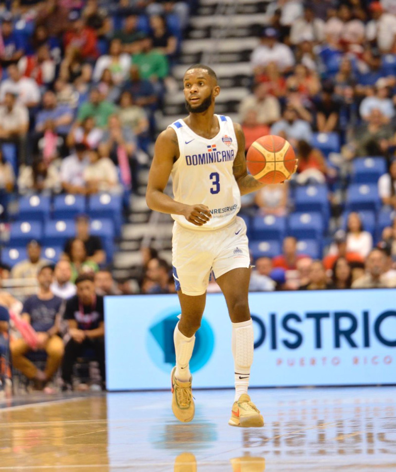 Jean Montero, selección nacional, bajando el balón durante un partido en el Palacio de los Deportes, Virgilio Travieso Soto.