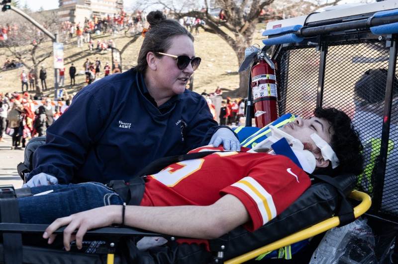 Una persona herida recibe ayuda cerca del desfile de la victoria de los Kansas City Chiefs en la Super Bowl LVIII el 14 de febrero de 2024 en Kansas City, Misuri