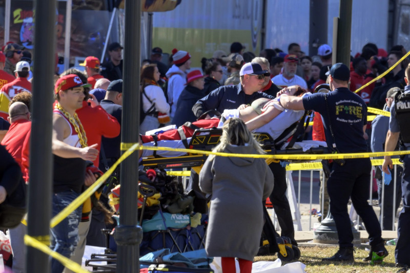 Una mujer es trasladada hacia un ambulancia tras el festejo por la victoria de los Chiefs de Kansas City en el Super Bowl, ayer en Kansas City, Missouri.