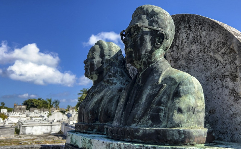 Los bustos de bronce de la tumba de la pareja Margarita Pacheco y Modesto Canto, conocida como “La Tumba del Amor”, se muestran en el Cementerio Colón de La Habana el 12 de febrero de 2024.
