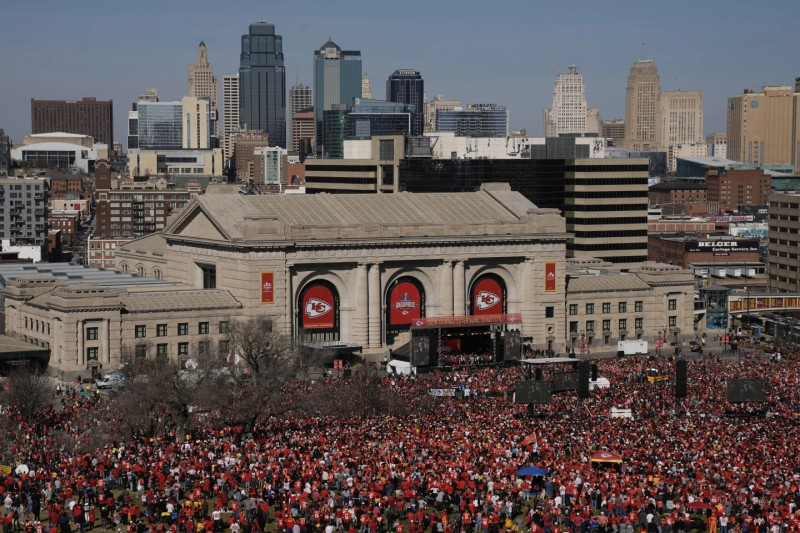 Los Kansas City Chiefs celebran durante su mitin de victoria en Union Station en Kansas City, Missouri.