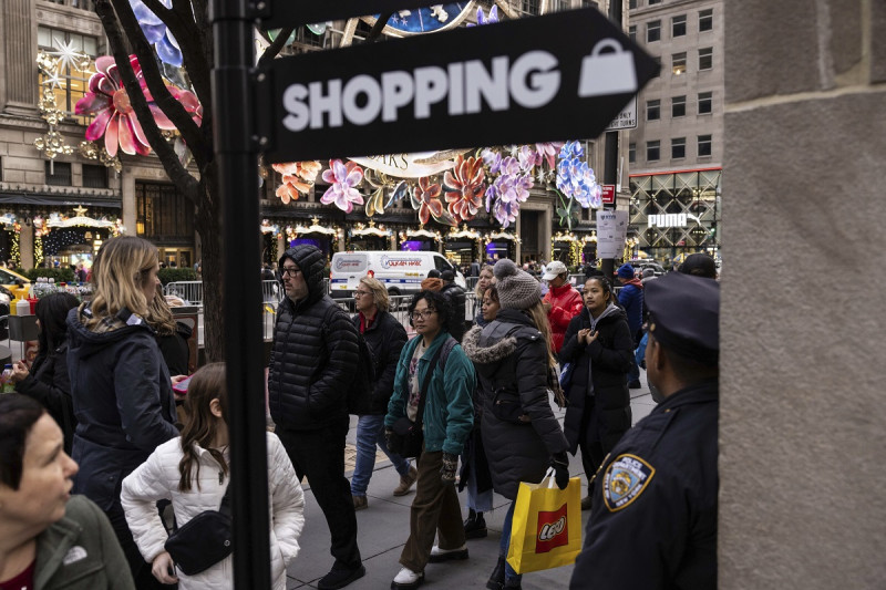 Compradores y peatones caminan por la Quinta Avenida, el 11 de diciembre de 2023, en Nueva York.