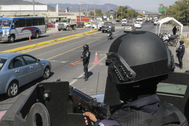 La policía estatal mantiene un puesto de control de seguridad en la entrada de Chilpancingo, México, el jueves 15 de febrero de 2024.
