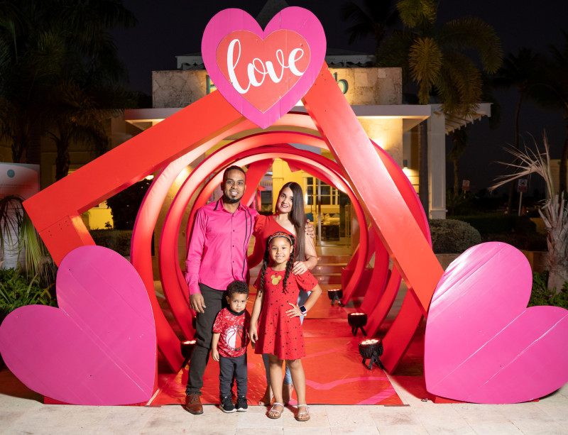 Ramón Ramos y Nachely Alburquerque junto a sus hijos.