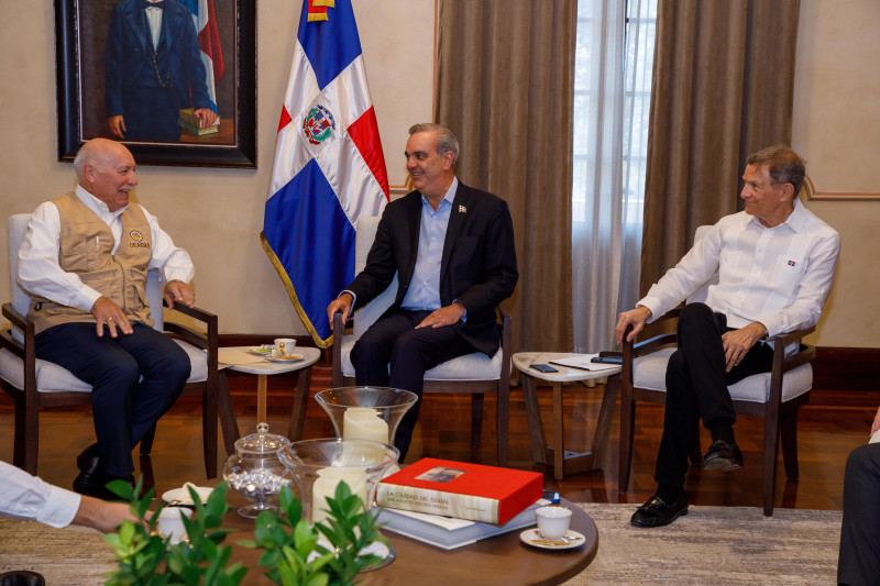 El jefe de la misión de observación de la OEA junto al presidente de la República, Luis Abinader, y el canciller dominicano Roberto Álvarez