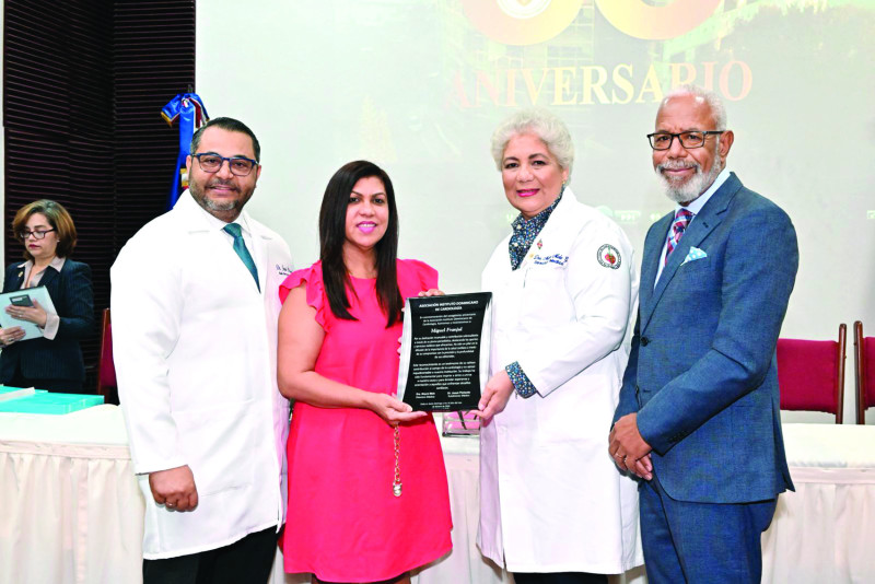 La doctora Mayra Melo cuando entregaba a Doris Pantaleón las placas suya y de Miguel Franjul.