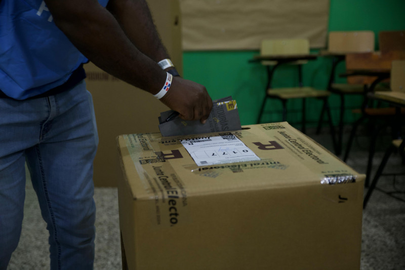 Miembro de una de las mesas de votación ejerce el sufragio en el Liceo Unión Panamericana.
