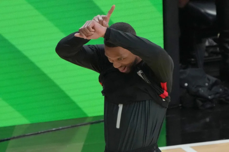 Damian Lillard, de Milwaukee, celebra tras repetir como campeón de triples de la NBA.