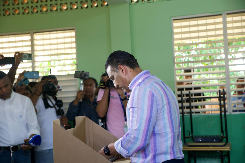 El candidato a la alcaldía de Santo Domingo Este, Luis Alberto Tejeda, ejerciendo su voto la mañana de este domingo.