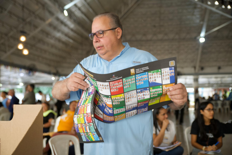 Ciudadano dominicano con las dos boletas electoral, para elegir a su alcalde y regidor de preferencia.