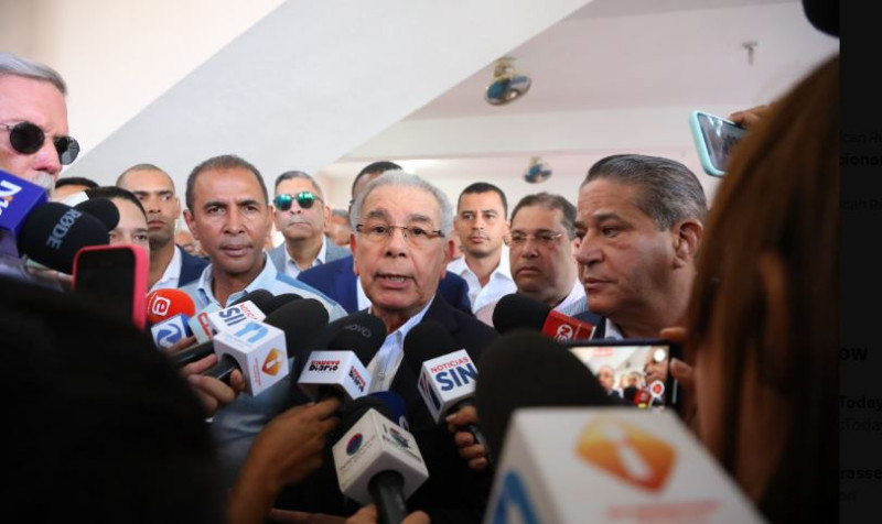 El expresidente de la Republica, Danilo Medina, votando en el sector San Juan Bosco.