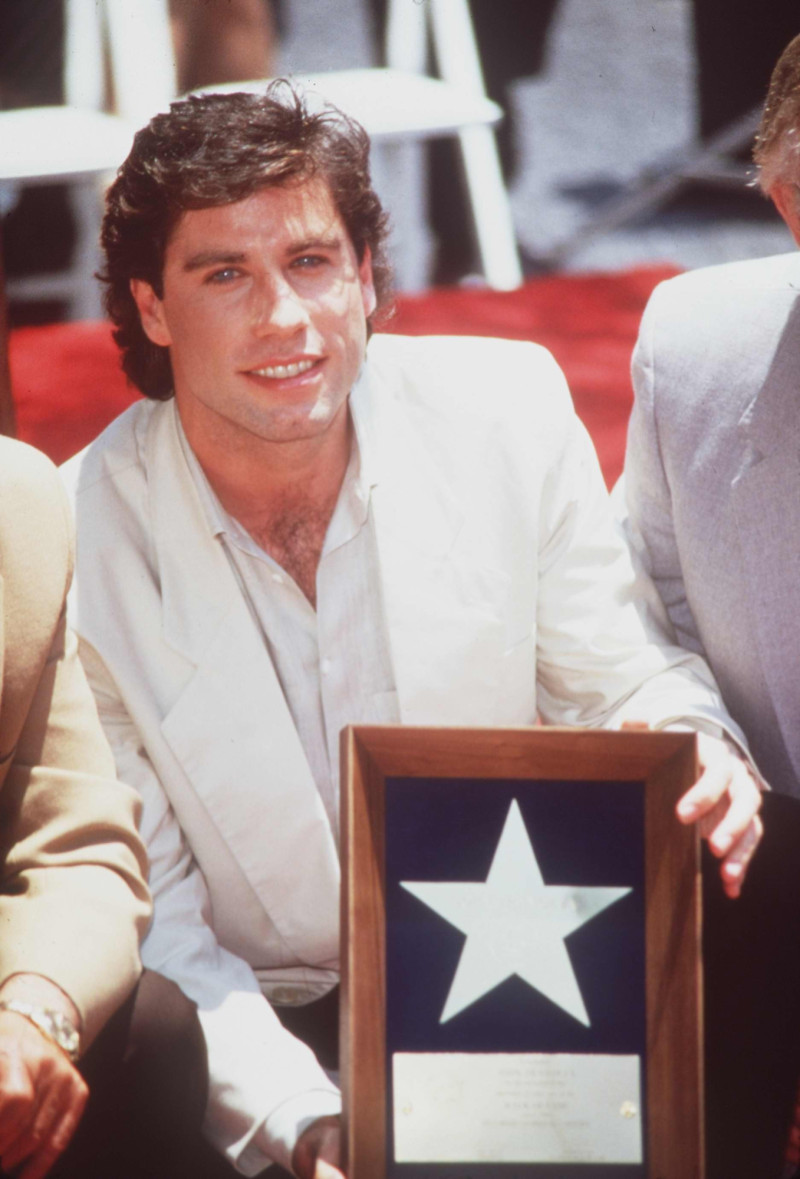 El actor John Travolta posa ante la estrella de la fama que lleva su nombre en Los Ángeles.