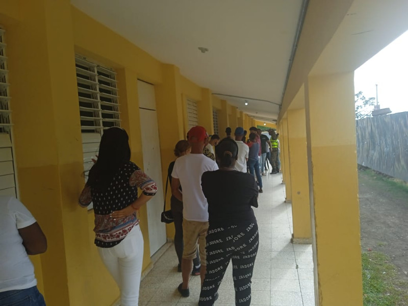 Votantes realizan filas para realizar el sufragio en el municipio de Monte Plata durante elecciones municipales.