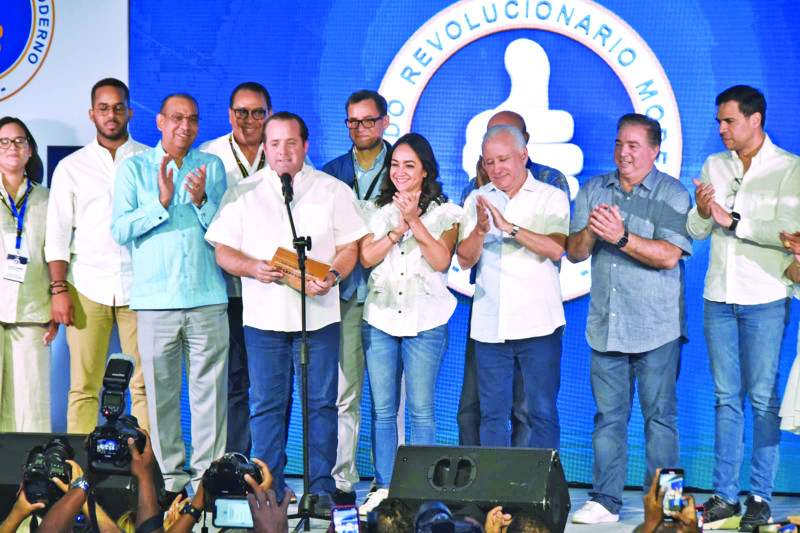 Dirigentes y candidatos del PRM celebran el triunfo logrado en las elecciones municipales.