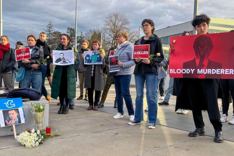 El pasado fin de semana, la policía detuvo en decenas de ciudades a centenares de rusos que fueron a depositar flores o prender velas en honor a Navalni.