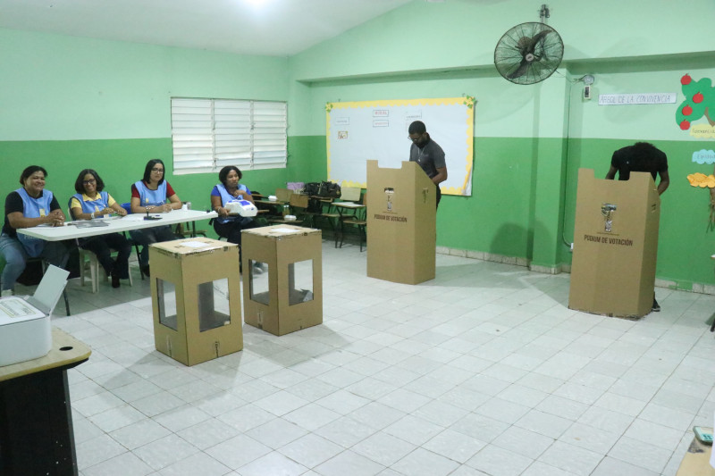 Fotografía muestra proceso electoral en recinto ubicado en el municipio cabecera de la provincia Dajabón.