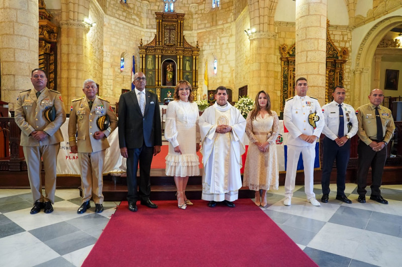 Representantes del Plan Sociale junto al padre nelson Clark.