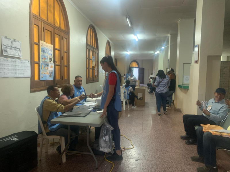 Una mesa electoral en pleno funcionamiento en la provincia Santiago