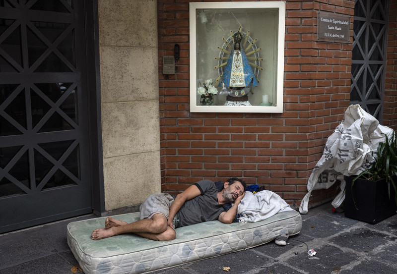 Agustín Catamano, de 48 años, quien dijo que no tiene hogar, duerme frente a una institución católica en Buenos Aires, Argentina, el domingo 18 de febrero de 2024.