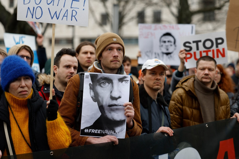 Un hombre sostiene una fotografía de Alexei Navaln en una manifestación el 18 de febrero de 2024 frente a la embajada rusa en Berlín, tras la muerte del crítico más destacado del Kremlin, Alexei Navalny, en una prisión del Ártico.