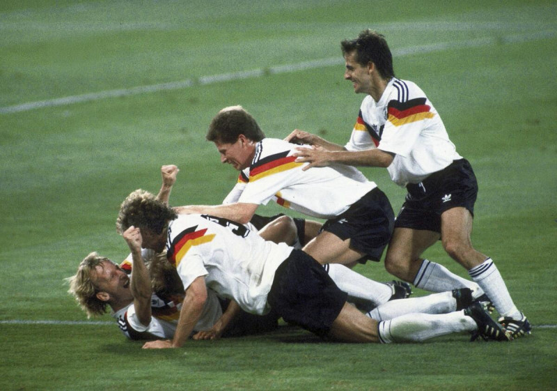 Los jugadores de Alemania celebran el gol de Andreas Brehme, izquierda en el piso, para derrotar a Argentina en la final de la Copa Mundial, el 8 de julio de 1990, en Roma.