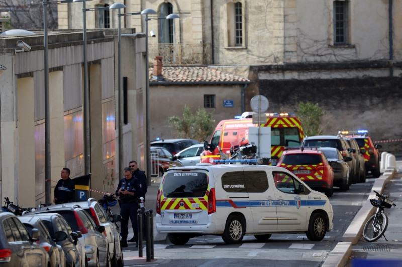 Policías municipales franceses permanecen en una zona acordonada alrededor del Tribunal Judicial