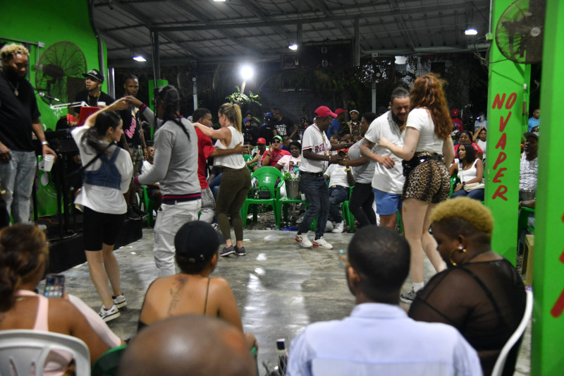 Hasta Los Carrandales, en el batey Bienvenido, en el sector Manoguayabo, en Santo Domingo Oeste, llegan decenas de personas a bailar, incluyendo extranjeros.